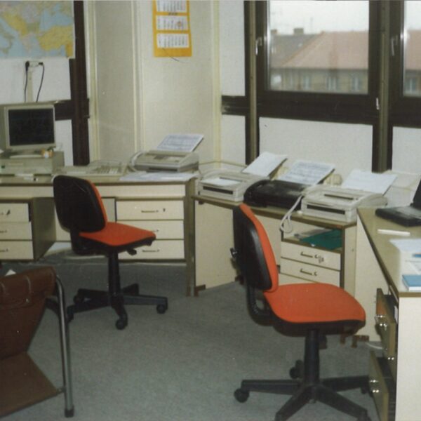 Fax, fax, fax, fax, PC, PC, PC, ntb… prvá kancelária (cca 1995)