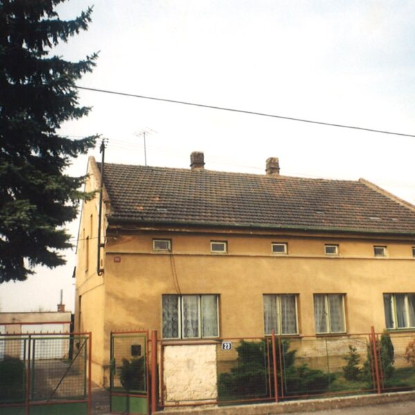 Naše dlhoročné sídlo, ešte pred rekonštrukciou (1996)