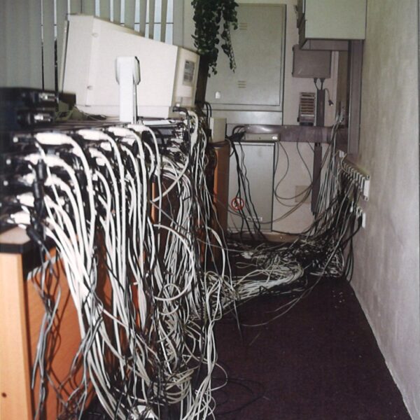 S modemami pribúdali aj káble