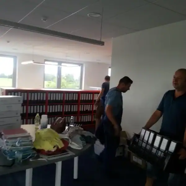 Sťahujeme sa a s nami aj všetky papierové zmluvy zoradené podľa RAAL kódov…cca 650 šanónov (2017)