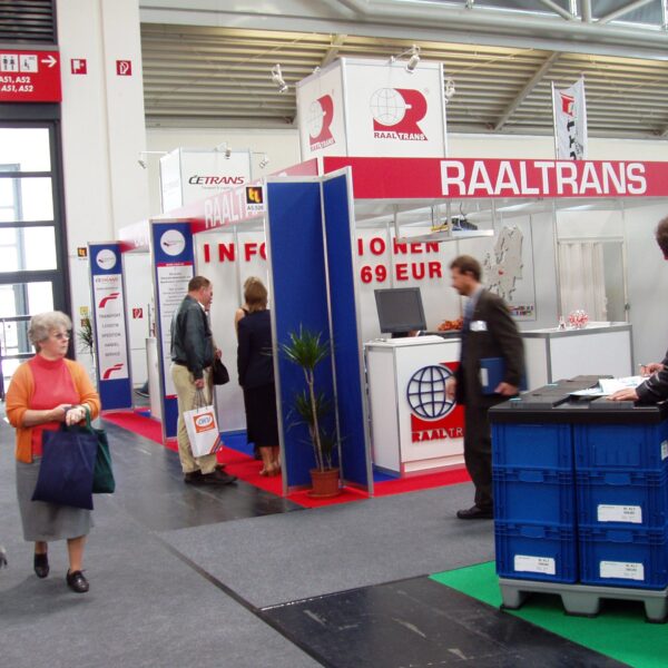 Stánok na veľtrhu v Mníchove (2001)