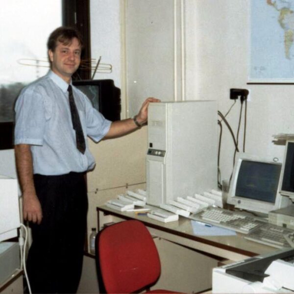 Zakladateľ R. Žilka pri prvom serveri (cca 1995)